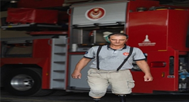 Engelli itfaiyeci çok sevdiği mesleğinden hiç kopmadı