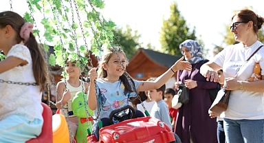 Küçükçekmece’de 90’lar konseptli Yaza Veda Festivali büyük ilgi gördü