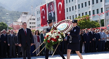 29 Ekim Bayram Coşkusu Çelenk Sunumuyla Başladı