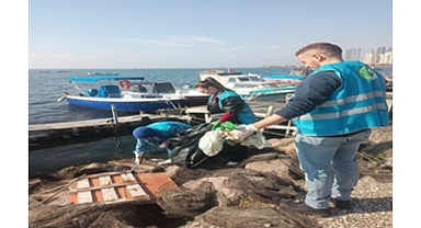 Doğaseverler Karşıyaka’da kıyı temizliği yaptı